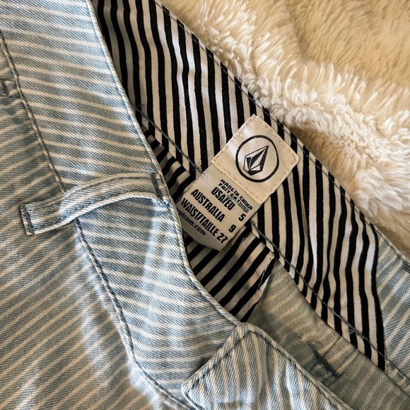 Volcom shorts - Picture 3 of 3